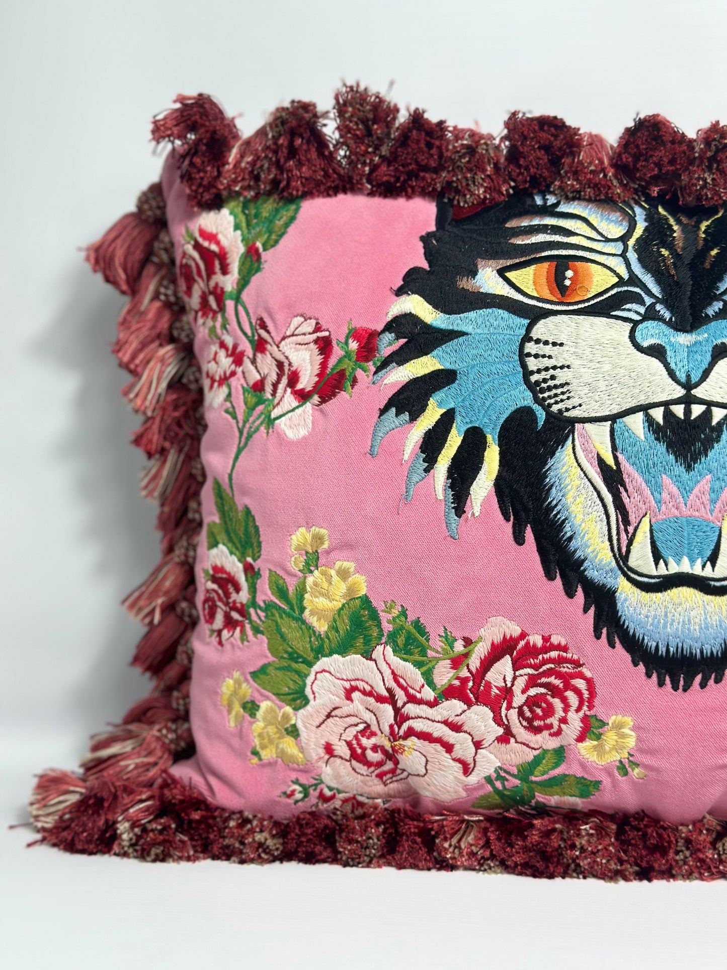 Gucci Allesandro Michele 'Angry Cat' Velvet Cushion With Gucci Logo Retail Price - 1,200€